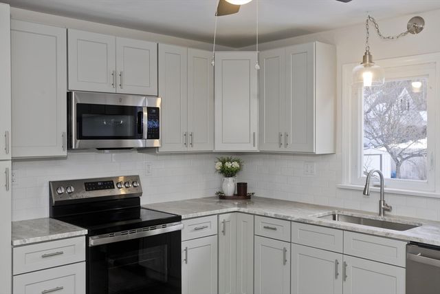 27 Cortland St, Chicopee, MA 01020