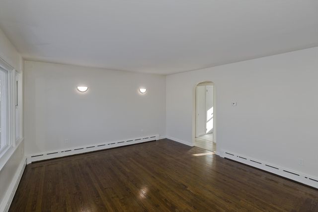 27 Cortland St, Chicopee, MA 01020