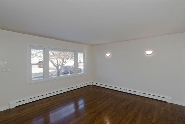 27 Cortland St, Chicopee, MA 01020