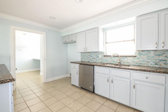 1615 Railroad Avenue, San Leon, TX 77539