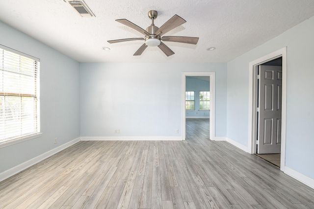 1615 Railroad Avenue, San Leon, TX 77539