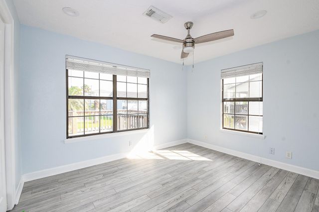1615 Railroad Avenue, San Leon, TX 77539