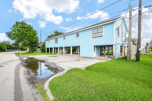 1615 Railroad Avenue, San Leon, TX 77539
