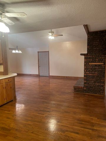 512 N Grand Street, Willow Springs, MO 65793