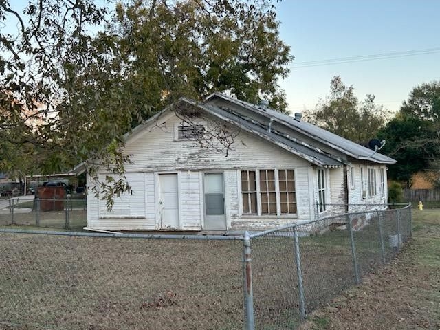 402 Cypress Street, Pittsburg, TX 75686
