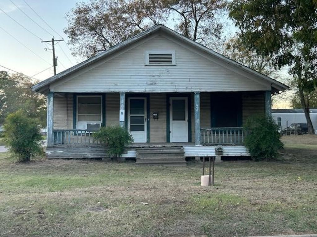 402 Cypress Street, Pittsburg, TX 75686