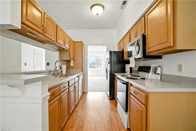 702 W Lake CIR, Chesapeake, VA 23322