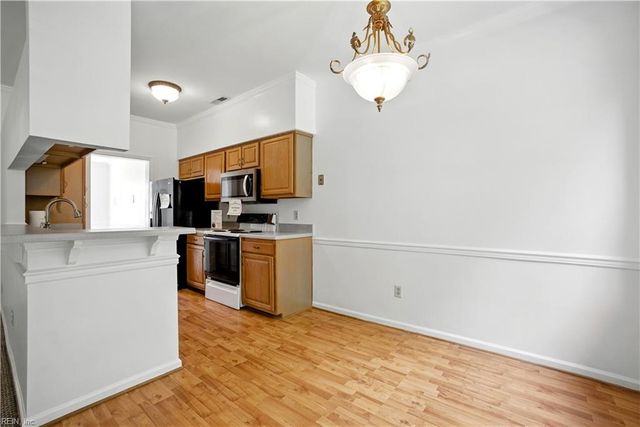 702 W Lake CIR, Chesapeake, VA 23322