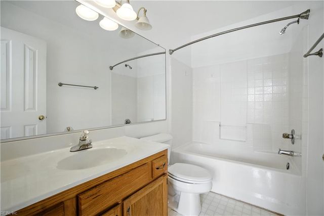 702 W Lake CIR, Chesapeake, VA 23322