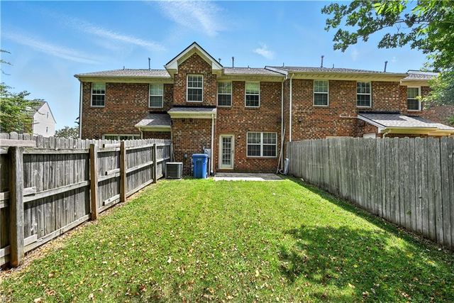 702 W Lake CIR, Chesapeake, VA 23322