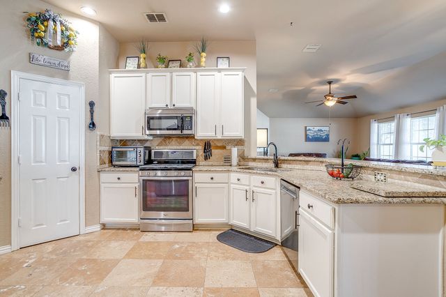 515 Deerwood Drive, Burleson, TX 76028