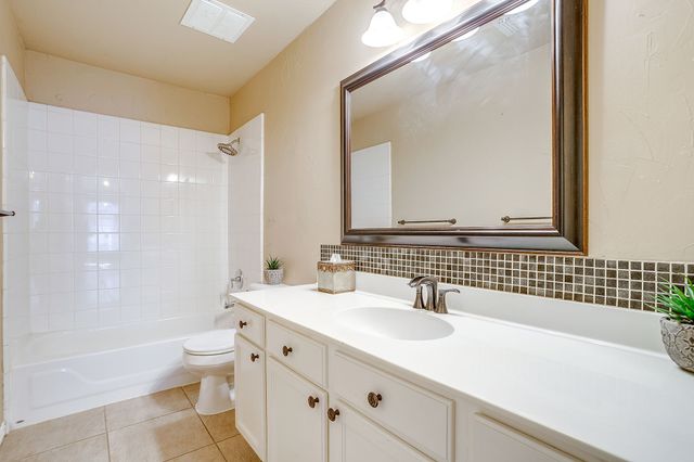 515 Deerwood Drive, Burleson, TX 76028