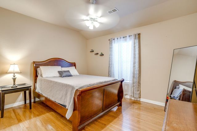 515 Deerwood Drive, Burleson, TX 76028