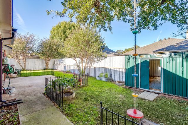 515 Deerwood Drive, Burleson, TX 76028