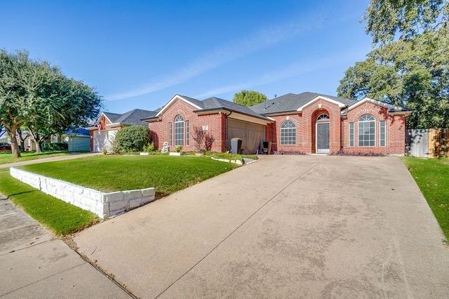 515 Deerwood Drive, Burleson, TX 76028
