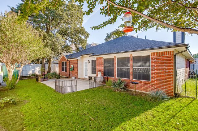 515 Deerwood Drive, Burleson, TX 76028