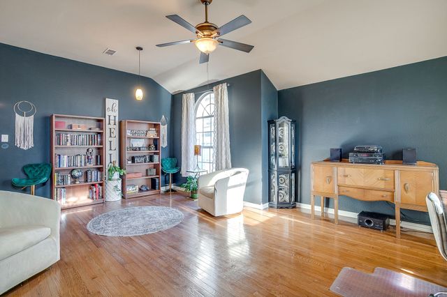 515 Deerwood Drive, Burleson, TX 76028