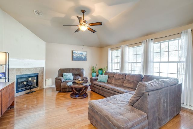 515 Deerwood Drive, Burleson, TX 76028