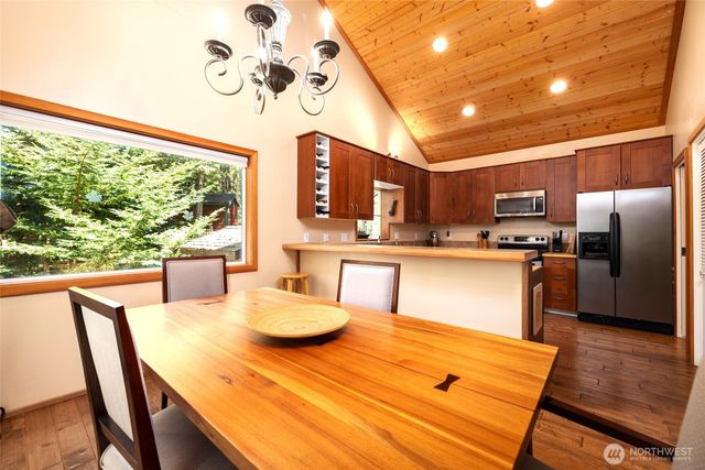 1354 Chinook Way, Center Island, WA 98221