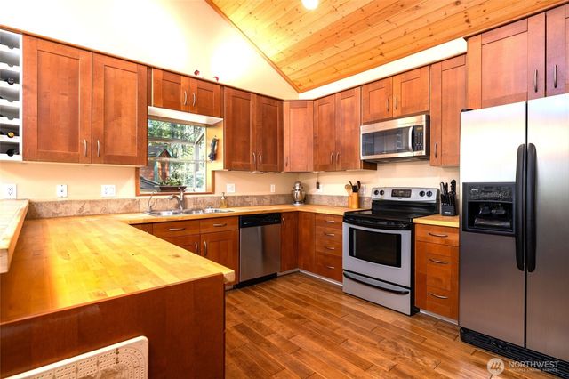 1354 Chinook Way, Center Island, WA 98221