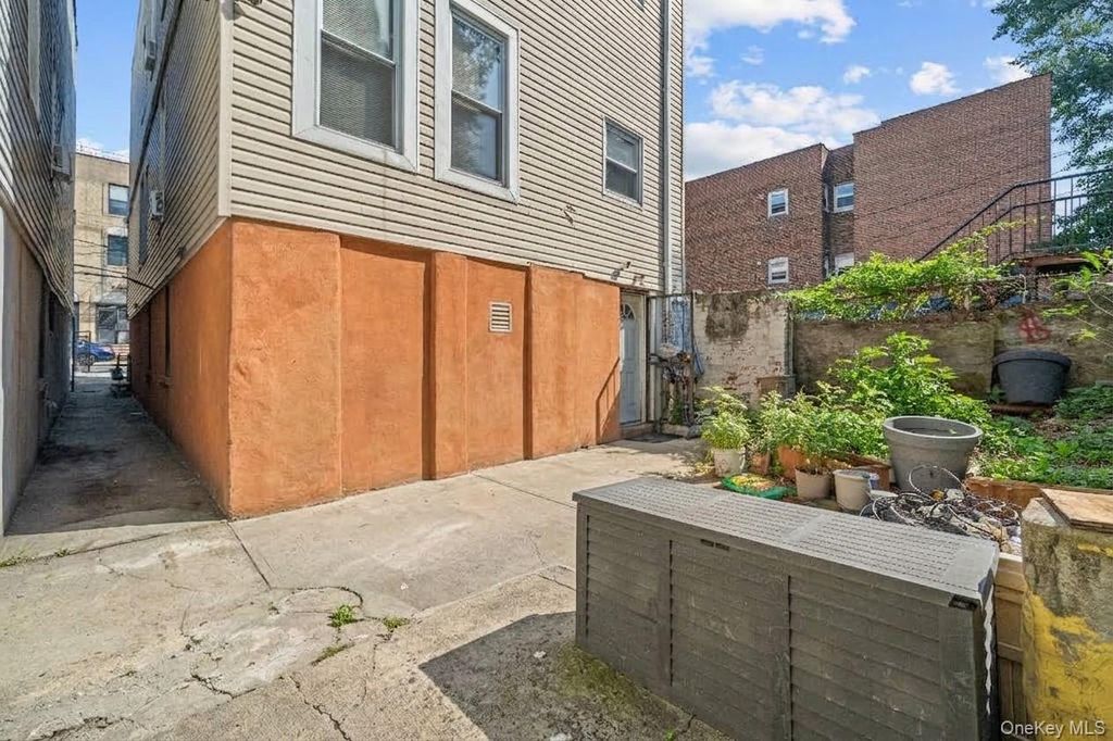 758 E 224 street Street, Bronx, NY 10466 — photo 2