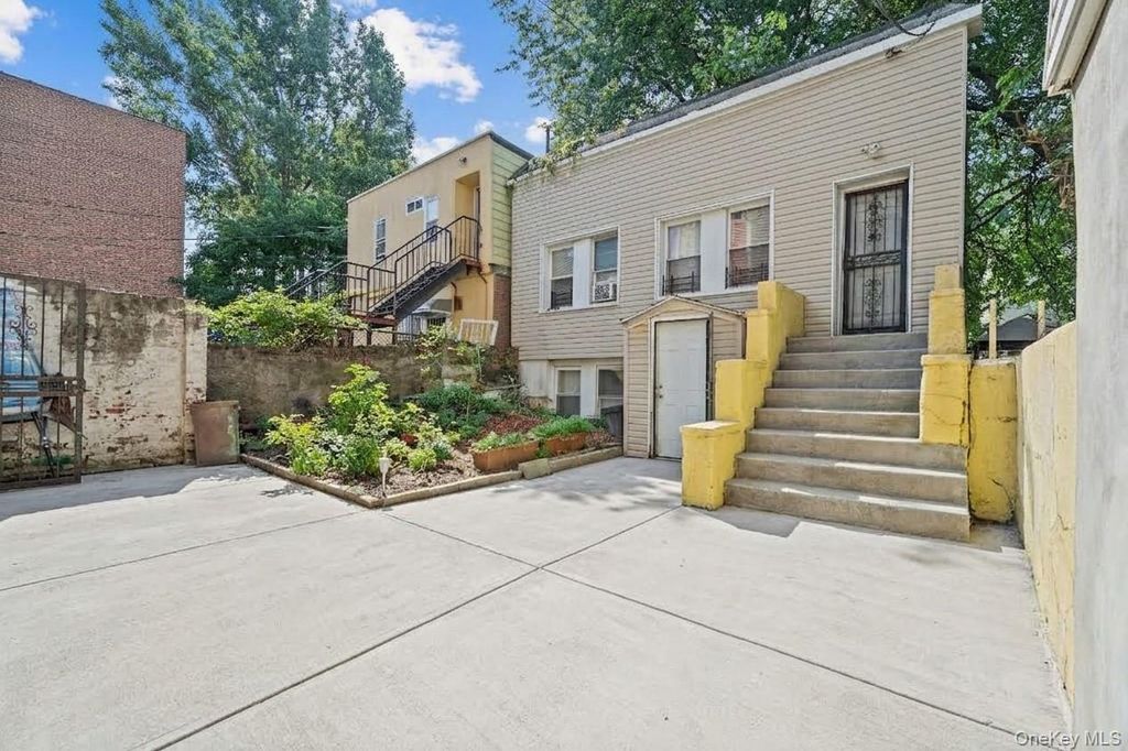 758 E 224 street Street, Bronx, NY 10466 — photo 3