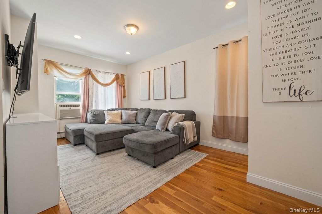 758 E 224 street Street, Bronx, NY 10466 — photo 4