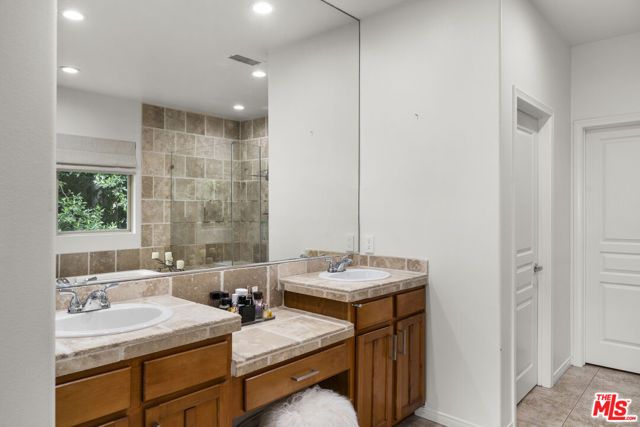 18330 Hanan Court, Tarzana (los Angeles), CA 91356