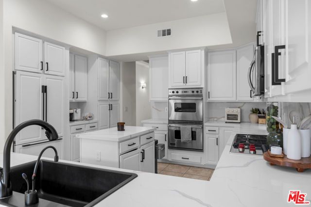 18330 Hanan Court, Tarzana (los Angeles), CA 91356