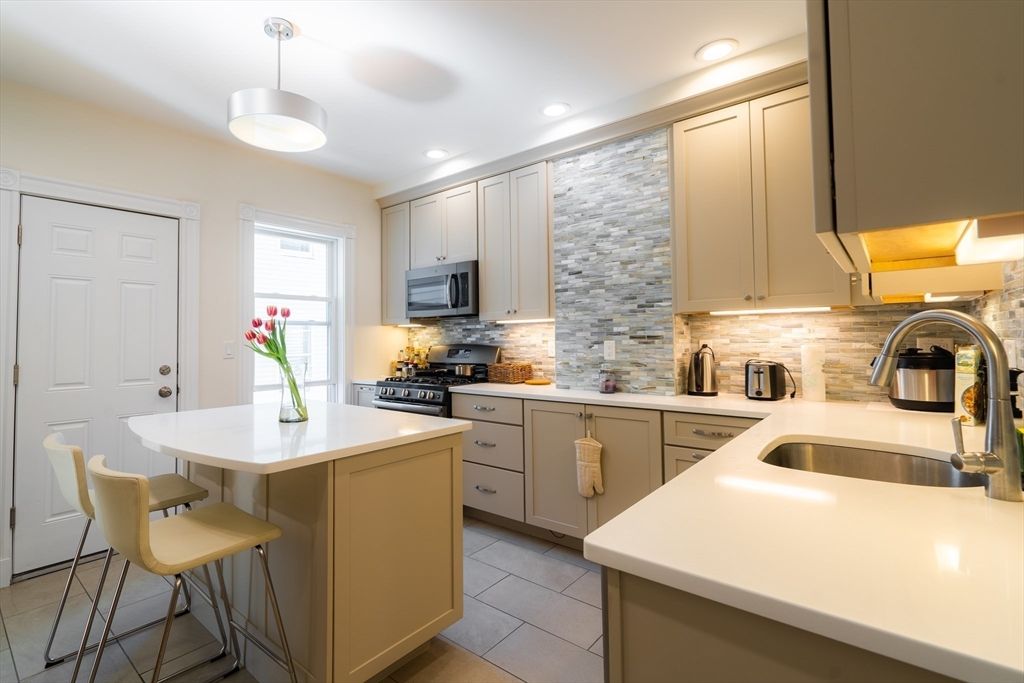 4 Hardwick St 2, Cambridge, MA 02141