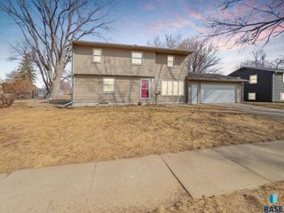 3900 E 21st St Street, Sioux Falls, SD 57103