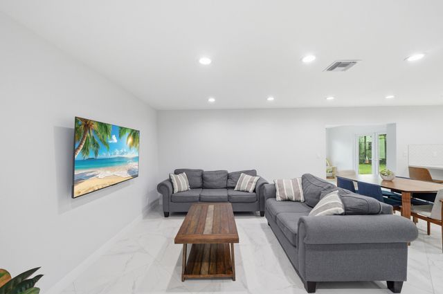 10234 Sleepy Brook Way, Watergate, Boca Raton, FL 33428