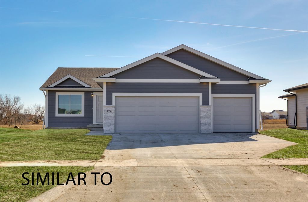1204 Featherstone Avenue NE, Bondurant, IA 50035