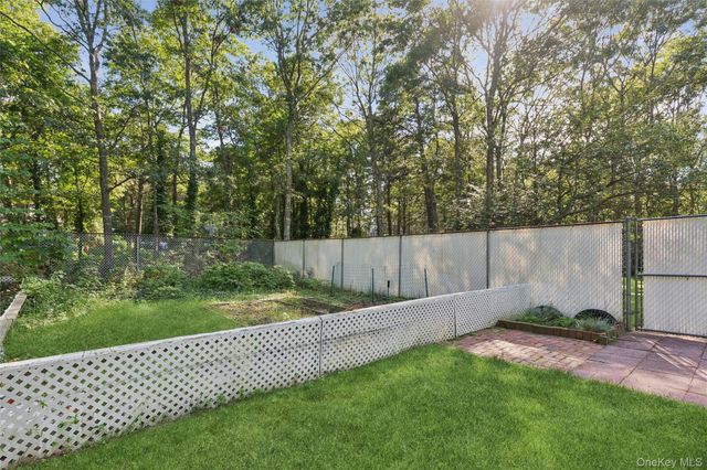 22 Jerusalem Hollow Road, Manorville, NY 11949