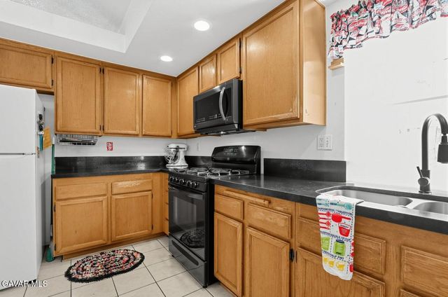 1048 Holloway Avenue, Rosamond, CA 93560