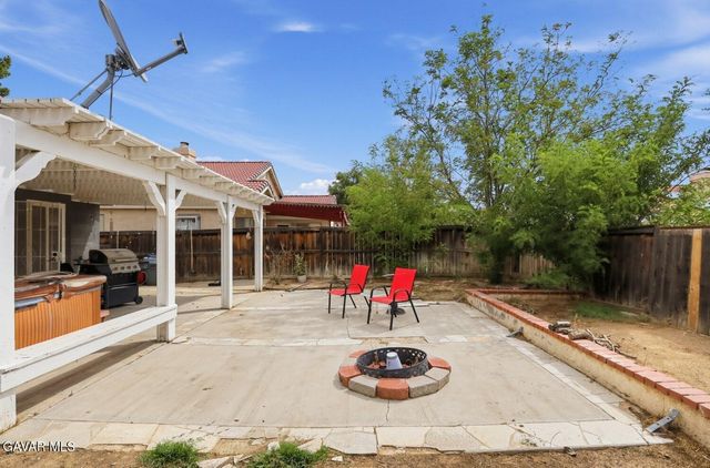 1048 Holloway Avenue, Rosamond, CA 93560