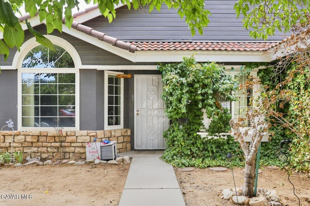 1048 Holloway Avenue, Rosamond, CA 93560
