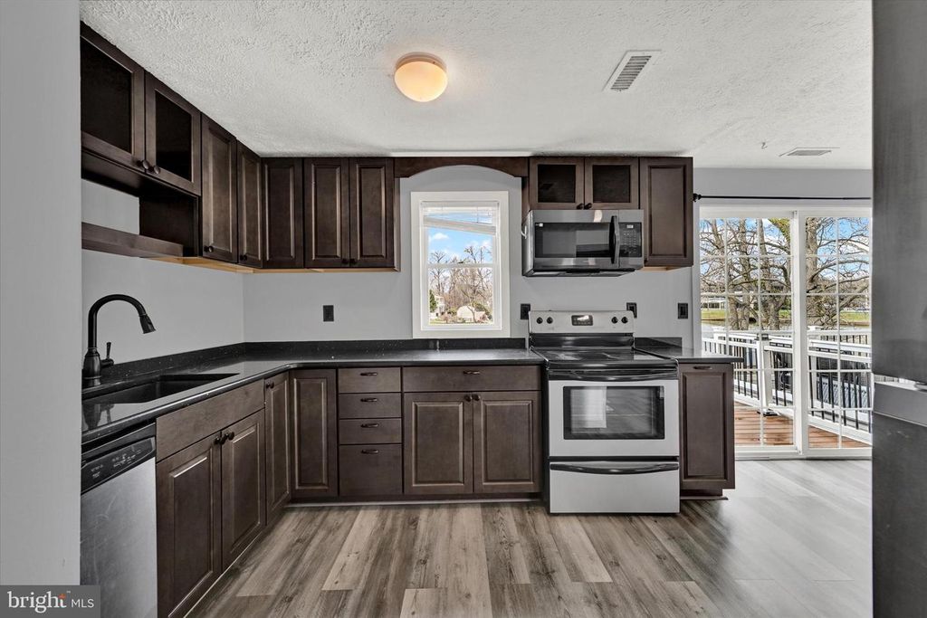 Image 5 of property listing at 128 RAVENSWOOD CT, Joppa, MD 21085