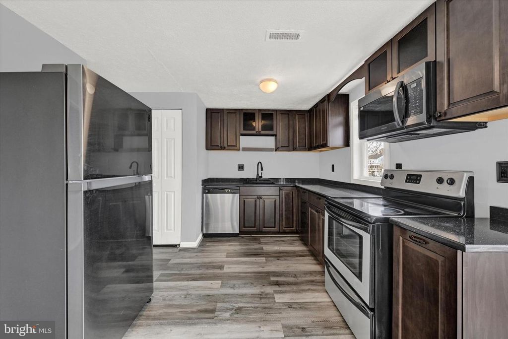 Image 6 of property listing at 128 RAVENSWOOD CT, Joppa, MD 21085
