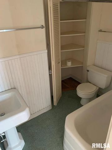 421 E 7TH Street, Davenport, IA 52803