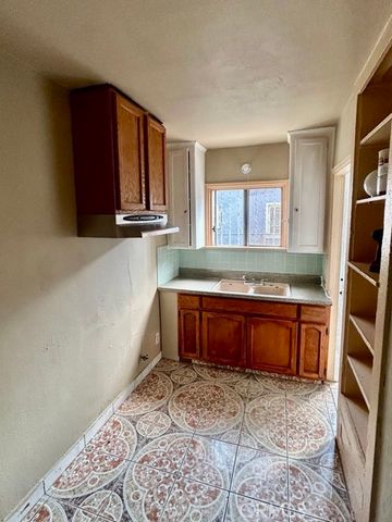 7700 Mckinley, Los Angeles, CA 90001