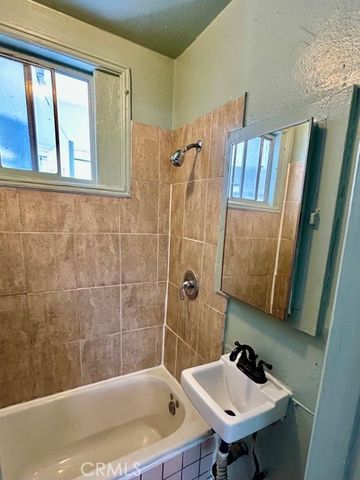 7700 Mckinley, Los Angeles, CA 90001