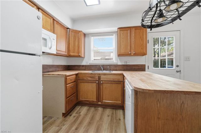 9554 Lakeside DR, Norfolk, VA 23503