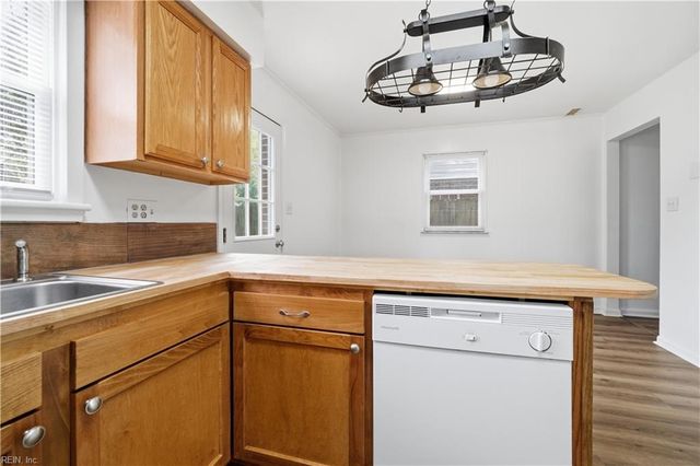 9554 Lakeside DR, Norfolk, VA 23503