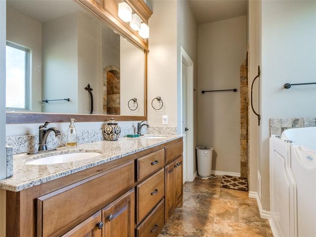 17820 Griffin Gate Drive, Edmond, OK 73012