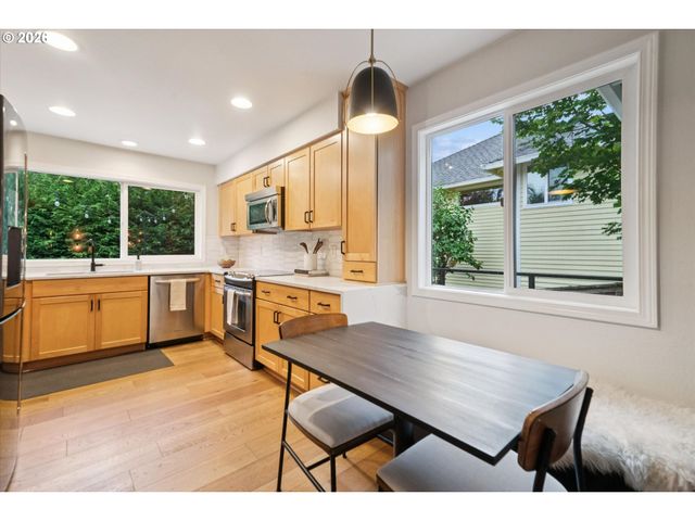4684 Sw FLOWER Pl, Portland, OR 97221