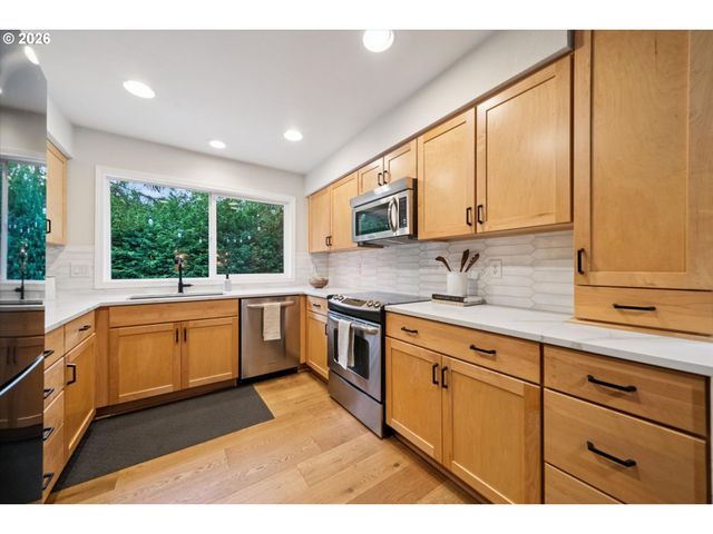 4684 Sw FLOWER Pl, Portland, OR 97221