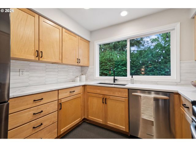 4684 Sw FLOWER Pl, Portland, OR 97221