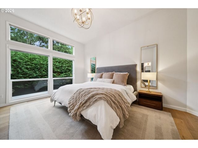 4684 Sw FLOWER Pl, Portland, OR 97221