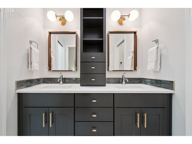4684 Sw FLOWER Pl, Portland, OR 97221